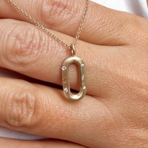 Taş Detaylı Ataç Form Kişiye Özel Harfli Kolye | Altın