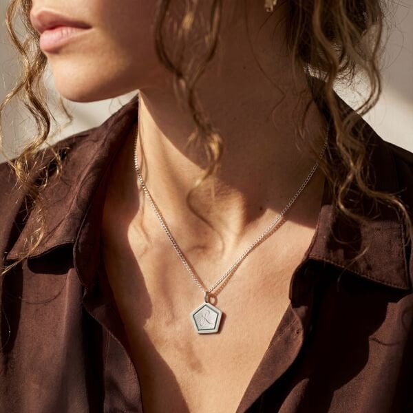 Altıgen Harf Kolye – Mine Detaylı | Gümüş