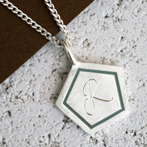 Altıgen Harf Kolye – Mine Detaylı | Gümüş