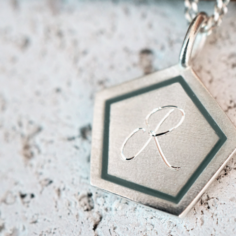 Altıgen Harf Kolye – Mine Detaylı | Gümüş