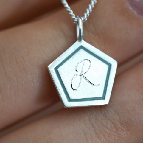 Altıgen Harf Kolye – Mine Detaylı | Gümüş