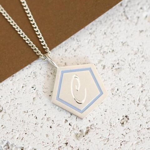 Altıgen Harf Kolye – Mine Detaylı | Gümüş