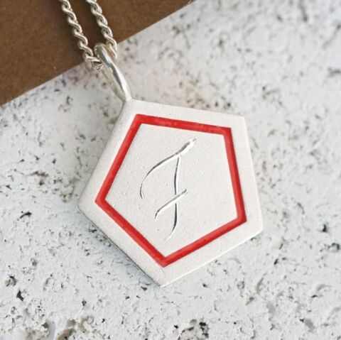 Altıgen Harf Kolye – Mine Detaylı | Gümüş