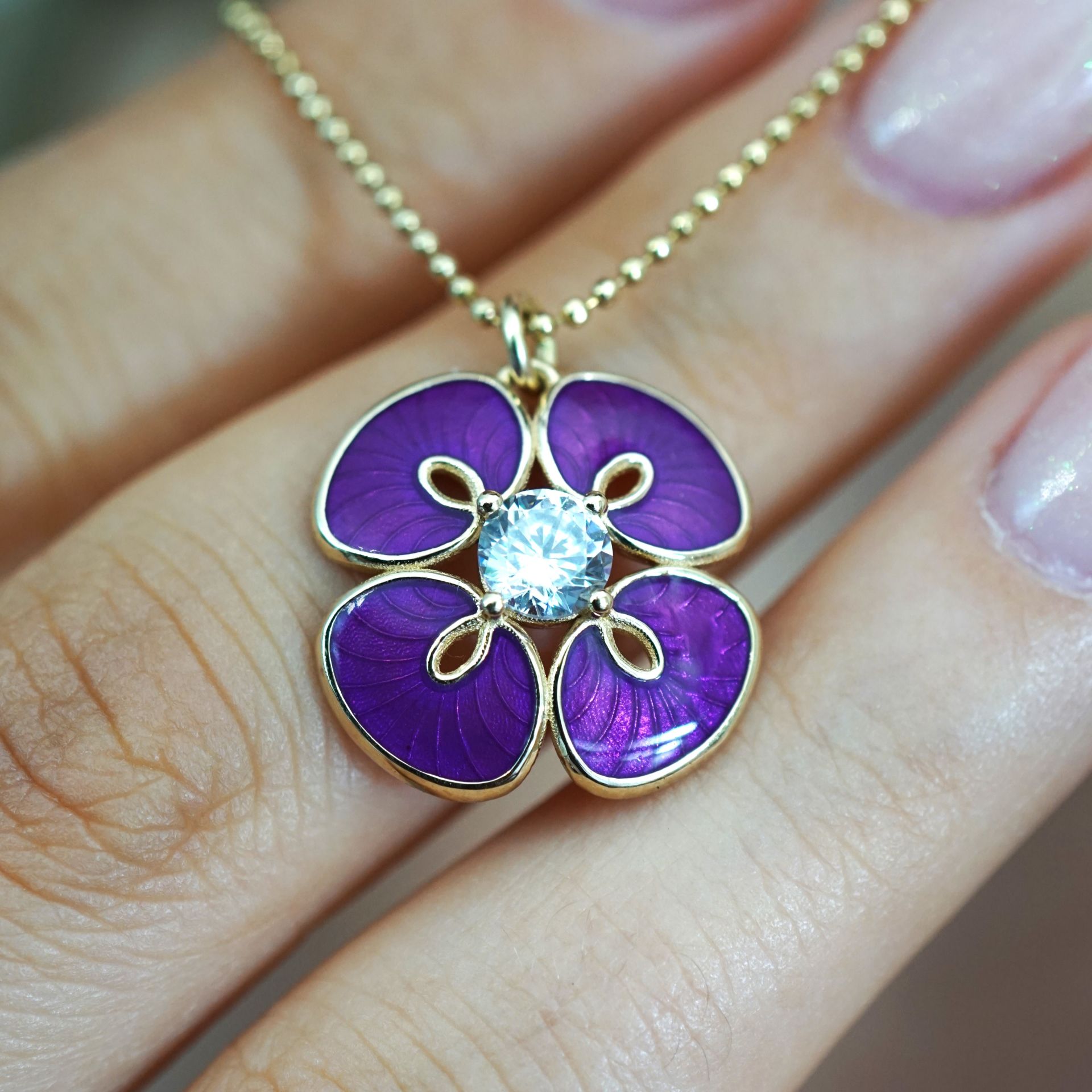Mor Mine Çiçek Kolye – Swarovski Taşlı Zarif Tasarım