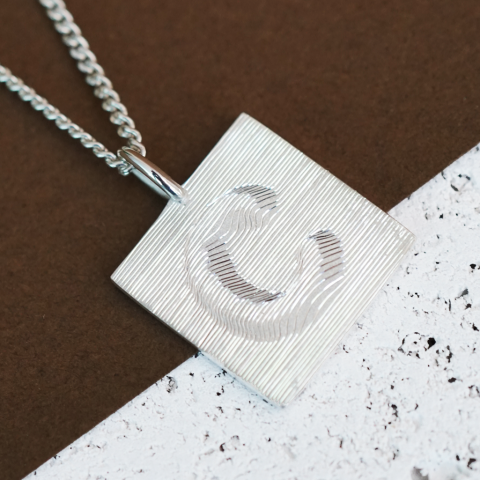 Kabartma Efektli Harf Kolye | Gümüş