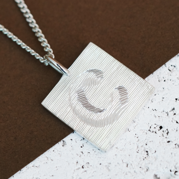 Kabartma Efektli Harf Kolye | Gümüş