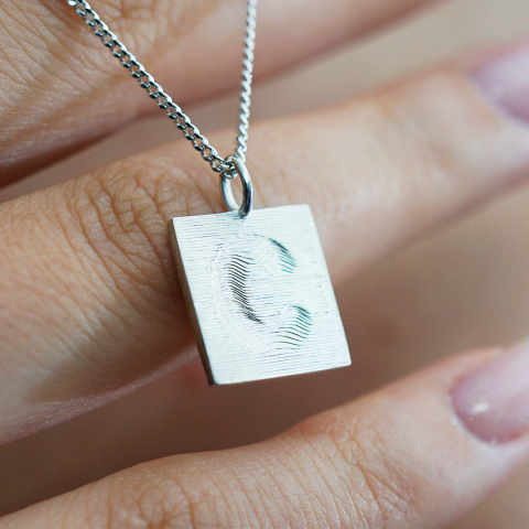 Kabartma Efektli Harf Kolye | Gümüş