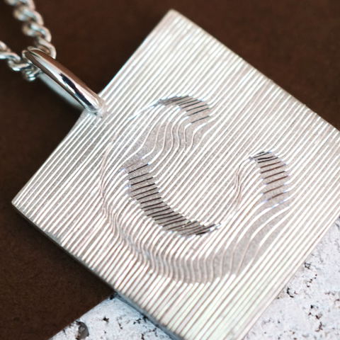 Kabartma Efektli Harf Kolye | Gümüş