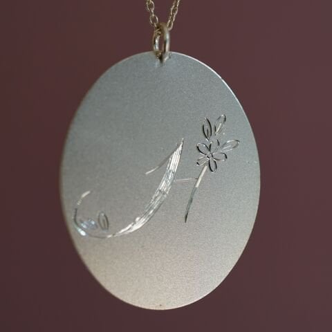 Çiçek Detaylı Harf Kolye | Altın