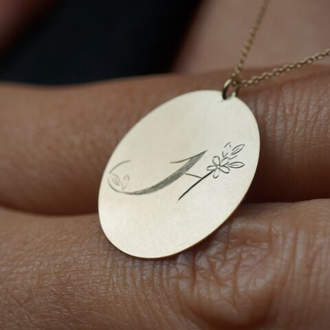 Çiçek Detaylı Harf Kolye | Altın