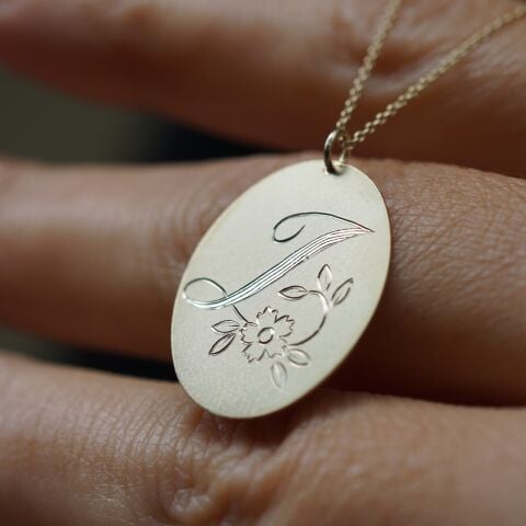 Çiçek Detaylı Harf Kolye | Altın